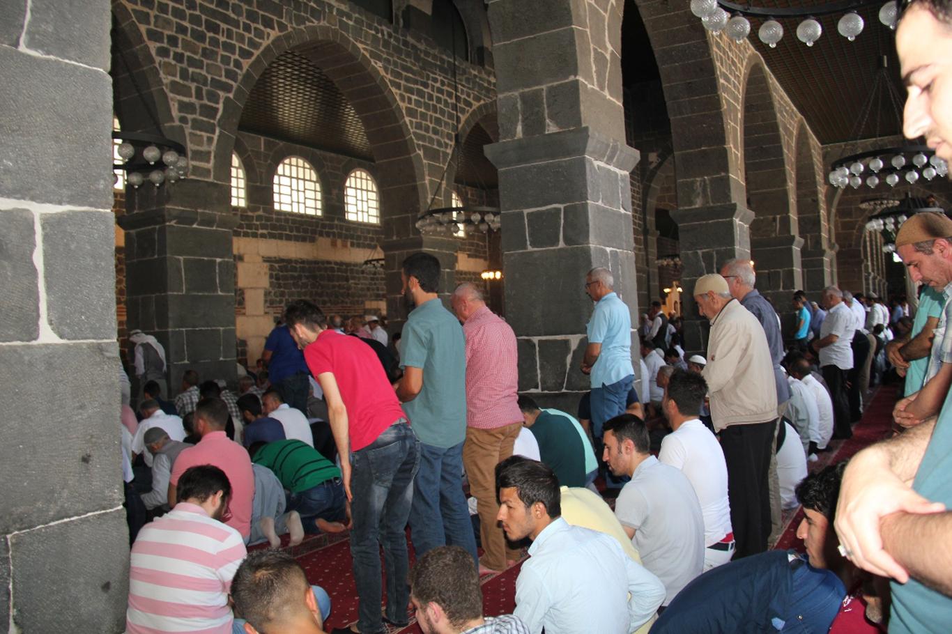 Camide halkı provoke eden kişiye cemaatten sert tepki Camide halkı provoke eden kişiye cemaatten sert tepki